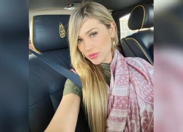 La novia del ‘Canelo’ presume figura de impacto con bikini