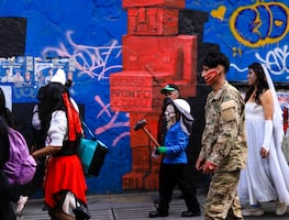 Escándalo en Old Irving Park: niños de Halloween atacados por la Patrulla Fronteriza con gas lacrimógeno. VIDEO