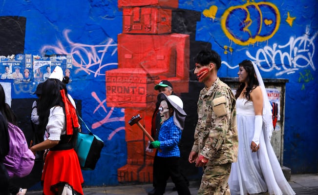 Escándalo en Old Irving Park: niños de Halloween atacados por la Patrulla Fronteriza con gas lacrimógeno. VIDEO
