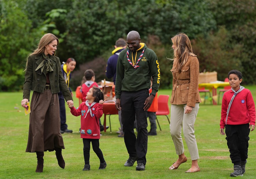 Melania Trump y Kate Middleton son el epítome de la moda; lucen en looks combinados en encuentro con scouts. Foto: AFP