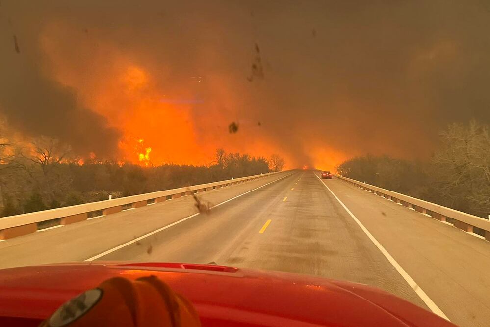 Texas en Llamas: Más de 1,300 km devorados por incendios forestales; fábrica nuclear detiene operaciones. (Photo by Greenville Professional Firefighters Association / AFP)