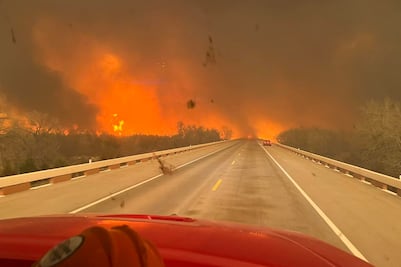 Texas en llamas: Más de 1,300 km devorados por incendios forestales; fábrica nuclear detiene operaciones