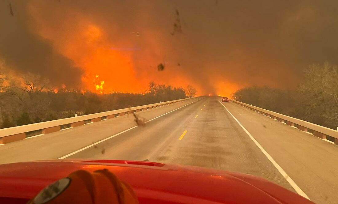 Texas en Llamas: Más de 1,300 km devorados por incendios forestales; fábrica nuclear detiene operaciones. (Photo by Greenville Professional Firefighters Association / AFP)