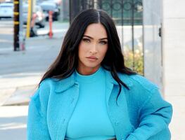 Megan Fox conquista LA con minifalda azul y abdomen tonificado