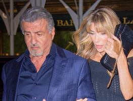 Esposa de Sylvester Stallone, Jennifer Flavin, se luce elegante con vestido de crochet