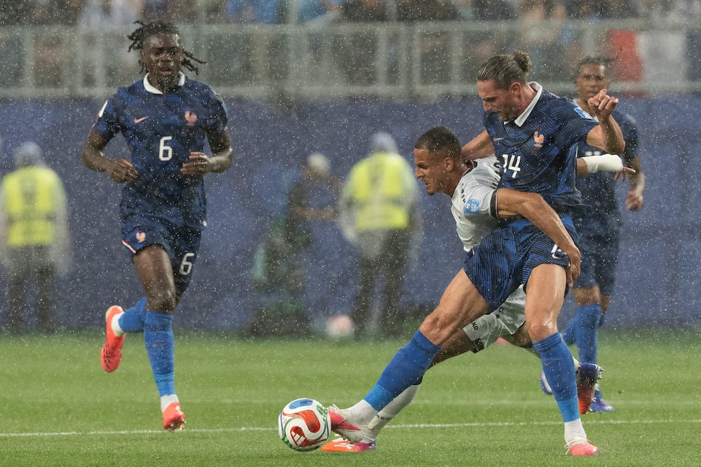 Caos en el Mundial: evacúan a aficionados y suspenden el Francia-Irak por tormenta severa. EFE/ Ángel Colmenares