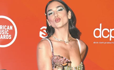 Dua Lipa conquista con lujosa minifalda y bustier de mezclilla Versace