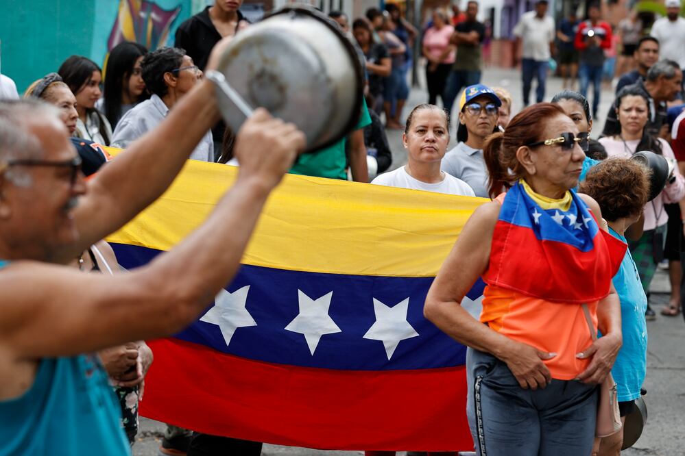Militares lanzan gas lacrimógeno contra venezolanos que rechazan resultado de presidenciales. VIDEO. EFE/ Henry Chirinos