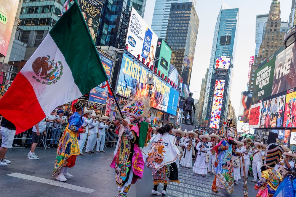 ¡Bailando en Times Square! Mexicanos celebran su cultura con el tradicional 'Brinco del Chinelo'. FOTOS. (Nueva York) EFE/EPA/SARAH YENESEL
