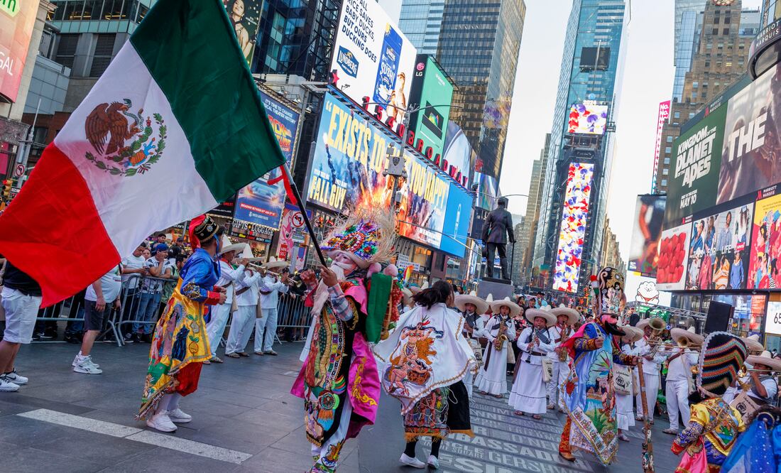 ¡Bailando en Times Square! Mexicanos celebran su cultura con el tradicional 'Brinco del Chinelo'. FOTOS. (Nueva York) EFE/EPA/SARAH YENESEL