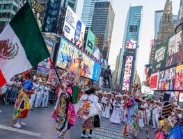 ¡Bailando en Times Square! Mexicanos celebran su cultura con el tradicional 'Brinco del Chinelo'. FOTOS