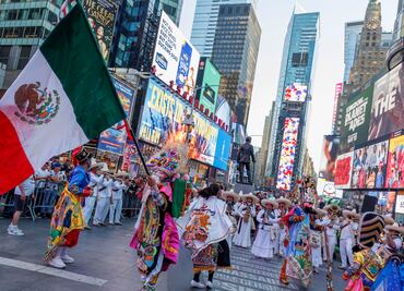 ¡Bailando en Times Square! Mexicanos celebran su cultura con el tradicional 'Brinco del Chinelo'. FOTOS