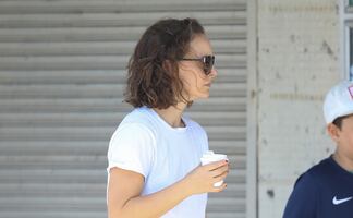 Natalie Portman arrasa en Australia con minishort de mezclilla 