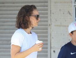 Natalie Portman arrasa en Australia con minishort de mezclilla