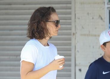 Natalie Portman arrasa en Australia con minishort de mezclilla