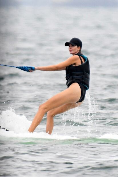 Captan a Ivanka Trump haciendo ‘wakeboard’ con pequeño traje de baño