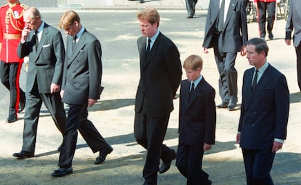 Charles Spencer revela quién de la familia real tuvo un papel clave en el funeral de Diana y qué hizo con William y Harry