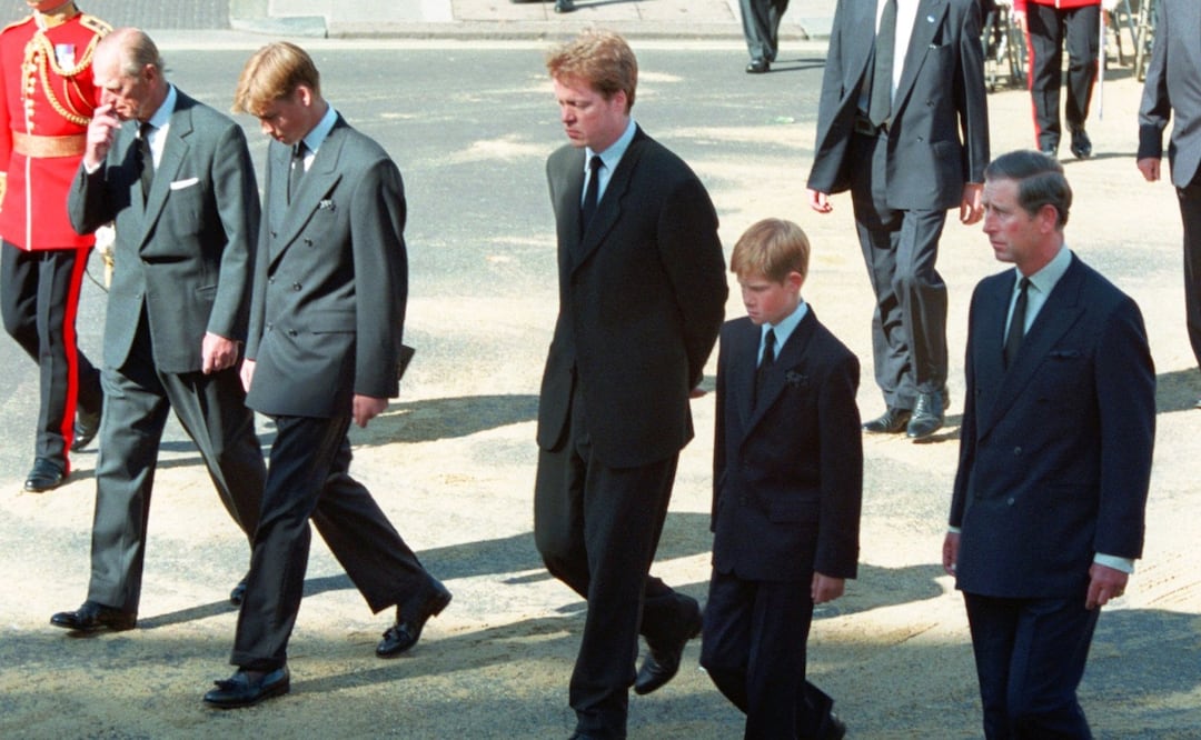 Charles Spencer revela quién de la familia real tuvo un papel clave en el funeral de Diana y qué hizo con William y Harry. (AP Photo/David Brauchli)