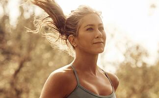 Jennifer Aniston presume su figura atlética con crop top a los 51