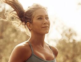 Jennifer Aniston presume su figura atlética con crop top a los 51