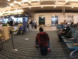 Video. Persiguen a pasajera a bordo de maleta motorizada en aeropuerto de Florida