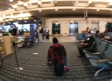 Video. Persiguen a pasajera a bordo de maleta motorizada en aeropuerto de Florida