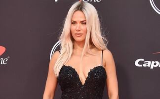 CJ Perry seduce con bikini de látex rosa y se convierte en Barbie