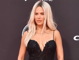 CJ Perry seduce con bikini de látex rosa y se convierte en Barbie