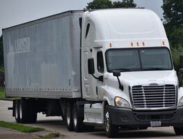Trabajo para conductores de camiones en EU; pagan 14 mil dólares a la semana
