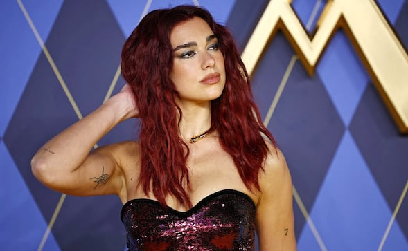 Dua Lipa presume lencería a la vista con espectacular vestido de encaje en Instagram 
