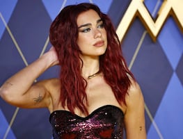 Dua Lipa conquista con diminuto bikini de estrellas en su viaje por Sídney