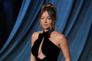 Sydney Sweeney arrasa en la Gala del Museo de la Academia con lujoso vestido braless