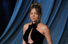 Sydney Sweeney canaliza a Lady Di con una versión moderna del “vestido de la venganza” en Nueva York