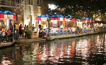 Canta villancicos sobre el River Walk y vive una Navidad mágica en San Antonio