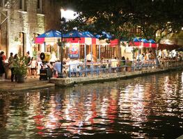 Canta villancicos sobre el River Walk y vive una Navidad mágica en San Antonio