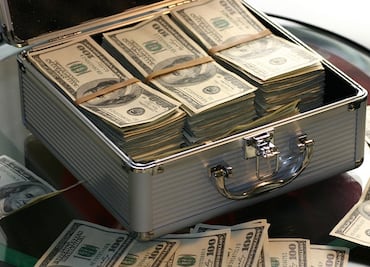 Depositan por error $50 mil millones de dólares a cuenta bancaria de familia en EU