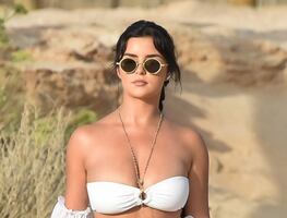Demi Rose presume silueta de 'diosa' al posar sin top en Grecia