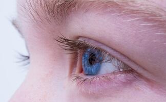 Detectan anomalías en los ojos en casos graves de Covid-19