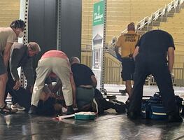 Apuñalan al escritor Salman Rushdie sobre el escenario en Nueva York