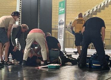 Apuñalan al escritor Salman Rushdie sobre el escenario en Nueva York