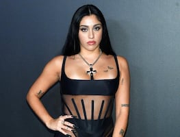 Hija de Madonna muestra lencería a la vista con vestido traslúcido y desgarrado