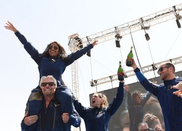 Video. Multimillonario Richard Branson cumple sueño de viajar al espacio