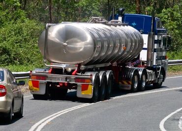 Buscan en Texas un camión cisterna con al menos 80 personas atrapadas