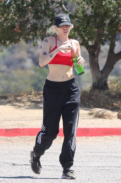 Miley Cyrus presume abdomen plano con top deportivo en LA