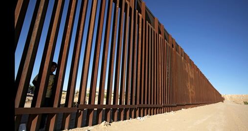 Veteranos de guerra construyen muro "privado" en frontera con México