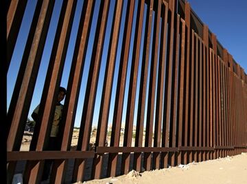 Veteranos de guerra construyen muro "privado" en frontera con México