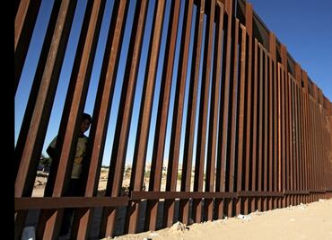 Veteranos de guerra construyen muro "privado" en frontera con México