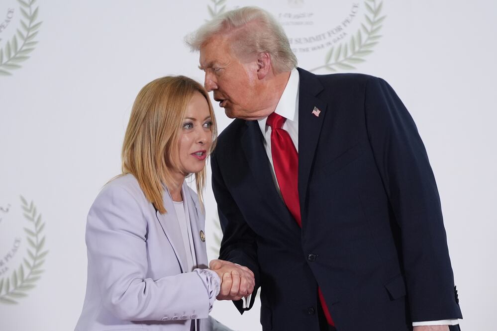 Donald Trump alaga a la primera ministra italiana y le dice que es "bella" durante la cumbre de Gaza. Foto: AP