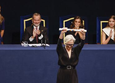 Meryl Streep recibe la insignia como galardonada con el Premio Princesa de Asturias