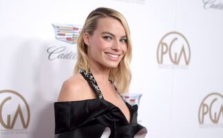 Margot Robbie pasea en short por Los Ángeles junto a su esposo